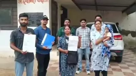 झुंझुनू: कोतवाली में रेलवे के सहायक लोको पायलट के खिलाफ मुकदमा दर्ज कराने पहुंचे लोग, लोको पायलट निकला ठग