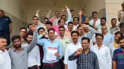 झालरापाटन: मंडावर में व्यवसायी सुरेंद्र मेवाड़ा की हत्या पर कलाल समाज ने पुलिस अधीक्षक को हत्यारों की गिरफ्तारी के लिए दिया ज्ञापन