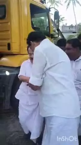 കാർത്തികപ്പള്ളി: കടൽക്ഷോഭത്തിൽ വീടുകൾക്ക് കേടുപാടുകൾ സംഭവിച്ച തൃക്കുന്നപ്പുഴയിൽ രമേശ് ചെന്നിത്തല എം.എൽ.എ സന്ദർശനം നടത്തി