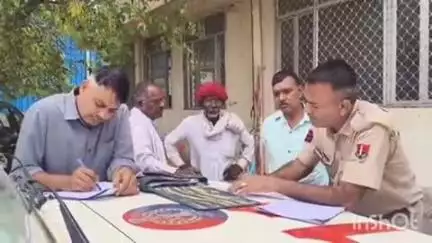 उनियारा: सुरेली में पति ने पत्नी की कुल्हाड़ी से वार कर हत्या की व बचाने आई बेटी को किया घायल, पुलिस आरोपी पति की तलाश में जुटी