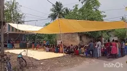 চুঁচুড়া-মগরা: রেলের তরফে উচ্ছেদের নোটিশ; পুনর্বাসনের দাবিতে বাঁশবেড়িয়ায় স্থানীয়েদের সঙ্গে নিয়ে বিক্ষোভ বিধায়কের