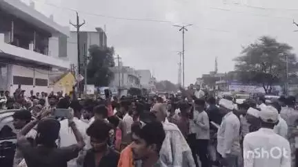 पाटन: उड़द के दाम कम मिलने से नाराज़ किसानों ने पाटन में कृषि उपज मंडी के सामने किया चक्का जाम