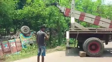 জলঙ্গি: কালিগঞ্জ নছেরিয়াপাড়ায় ইট বোঝাই লরি উল্টে বিপত্তি, ক্রেনের সাহায্যে চলছে উদ্ধার কাজ