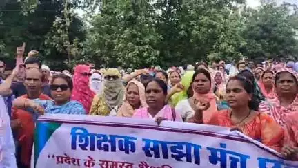 कोंडागांव: जनपद पंचायत कार्यालय कोंडागांव के बाहर शिक्षकों ने युक्तियुक्तकरण काउंसलिंग के खिलाफ विरोध प्रदर्शन किया