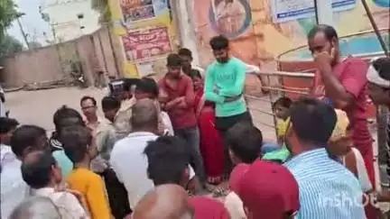 कायमगंज: कस्बा कायमगंज स्थित पुलगलिब तिराहा के पास बीच सड़क में लेटी महिला ने पति पर मारपीट का लगाया आरोप