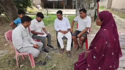 इटवा: मदवा में तालाब में डूबने से शिवपत के बेटे के निधन पर जिला पंचायत सदस्य ने उनके आवास पर पहुंचकर व्यक्त की शोक संवेदना