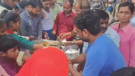 शाहबाद: पावर हाउस के सामने बड़े मंगल पर भुने हुए आलुओं का वितरण किया गया