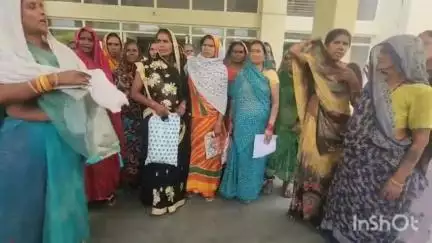 विदिशा: मंगलवार दोपहर 2बजे ग्राम सेमरा से रहवासियो ने कलेक्ट्रेट मे पहुचकर पेयजल समस्या की, की शिकायत #jansamasya