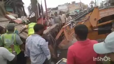 हापुड़: गोल मार्केट में अतिक्रमण करने वालों के खिलाफ नगर पालिका की टीम ने पुलिस के साथ चलाया अभियान