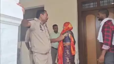 गाज़ीपुर: गाजीपुर में डीडीसी पर फरियादी को थप्पड़ मारने का गंभीर आरोप, DM कार्यालय के बाहर धरने पर बैठा पीड़ित परिवार