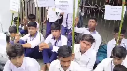 বেলডাঙা ১: যোগ্য শিক্ষকদের চাকরি ফেরানোর দাবিতে বেলডাঙ্গা দেবপুর উচ্চ বিদ্যালয়ের ছাত্রছাত্রীদের  আন্দোলন।