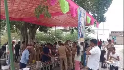 हरदोई: जेठ माह के चौथे मंगलवार को टड़ियावां थाने के बाहर भंडारा हुआ, पुलिस कर्मियों ने कराया आयोजन