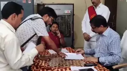 भिंड नगर: कलेक्टर ने कलेक्ट्रेट कक्ष में 84 से अधिक शिकायती आवेदनों पर जनसुनवाई की