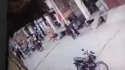 शामली: शामली के मोहल्ला कलंदरशाह में टेलर की दुकान में घुसकर मारपीट का आरोप, वीडियो हुआ वायरल