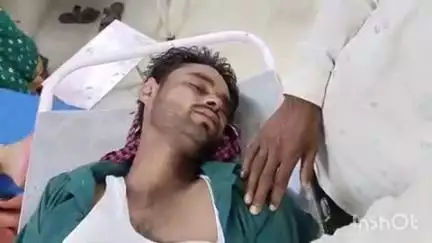 कायमगंज: गांव मनकपुर के पास 2 बाइकों की भिड़ंत में एक युवक का पैर टूटा, जिला अस्पताल लोहिया में भर्ती