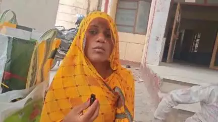 मऊ: रैक वारे डीह की महिला ने जिला कलेक्ट्रेट में दिया धरना, अपने ससुरालवालों पर घर से निकालने का लगाया आरोप