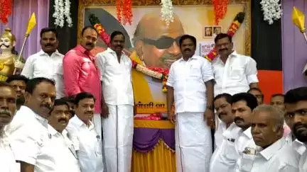 நல்லம்பள்ளி: இண்டூர் பகுதியில் முத்தமிழறிஞர் கலைஞர் அவர்களின் 102-ஆவது பிறந்தநாள் விழா எம்பி மணி அவர்கள் பொதுமக்களுக்கு இனிப்பு வழங்கப்பட்டது.