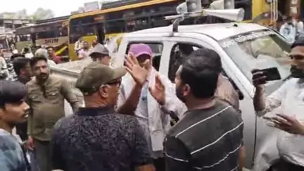 खरगौन: नपा प्रशासन ने बस स्टैंड परिसर में अतिक्रमण हटाओ अभियान चलाकर दुकानों का सामान ज़ब्त किया