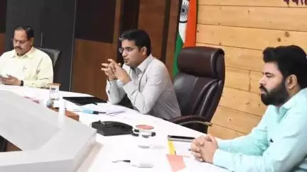 यवतमाळ: पावसाळ्यात मोठ्या प्रमाणावर वृक्ष लागवडीचा कार्यक्रम राबवा ; जिल्हाधिकारी विकास मीना