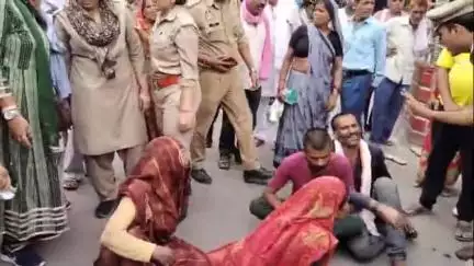 ललितपुर: तिलहरी निवासी मृतक के परिजनों ने हत्या के आरोप में घंटाघर चौराहे पर किया प्रदर्शन, CO सदर ने बताया आत्महत्या