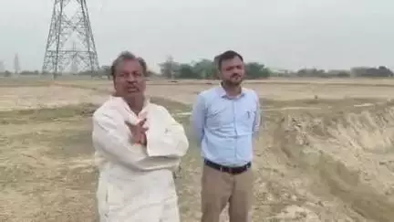 अकबरपुर: उमरन गांव में अवैध मिट्टी खनन की शिकायत पर पूर्व सांसद व नायब तहसीलदार ने किया निरीक्षण