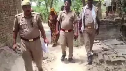 प्रतापगढ़: जैतापुर गांव में दुष्कर्म के आरोपी के घर पुलिस ने कुर्की के लिए कराई मुनादी