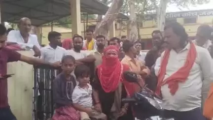 कौंच: कोंच में पति पर कार्रवाई न होने से नाराज महिला ने कोतवाली के बाहर किया हाईवोल्टेज ड्रामा, वीडियो आया सामने
