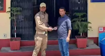 लोहाघाट थाने में तैनात होमगार्ड ने दिया ईमानदारी का परिचय बुजुर्ग का लौटाया खोया हुआ पर्स ।