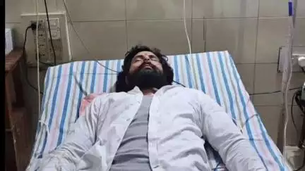 जौनपुर: जलालपुर में जहरीले सर्प के डंस से घायल सर्प मित्र मुरलीधर का इलाज अस्पताल में जारी