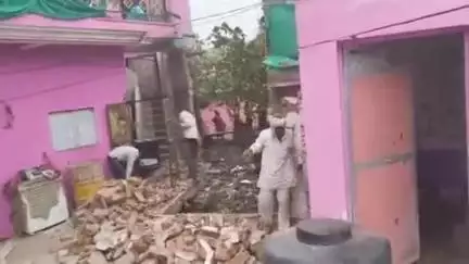 टीकमगढ़: बंडा नहर पर अतिक्रमण करने वालों के मकान और दुकान पर राजस्व विभाग ने लगाए निशान, तहसील बाबू ने तोड़ा निर्माण