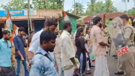 വെള്ളരിക്കുണ്ട്: ആവശ്യത്തിന് ഡോക്ടർമാരില്ല, യൂത്ത് കോൺഗ്രസ് പൂടംകല്ല് താലൂക്ക് ആശുപത്രിയിലേക്ക് മാർച്ച് നടത്തി