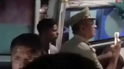 तरबगंज: नवाबगंज क्षेत्र के अयोध्या गोण्डा मार्ग पर नगवा मोड़ के पास अनियंत्रित पिकअप पेड़ से टकराई, चालक समेत तीन लोग घायल