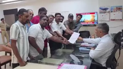 નડિયાદ: આઉટસોર્સિંગ કર્મચારીઓનો વિરોધ બીજા દિવસે યથાવત, કલેકટર કચેરી ખાતે આવેદનપત્ર આપી વિરોધ દર્શાવ્યો.