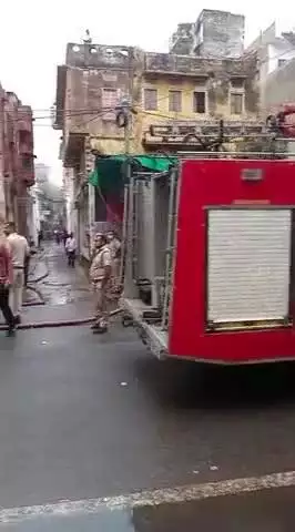 *राजस्थान जयपुर*
अभी-अभी सूचना मिली है कि  व्यापारी भाई ओम शिव ट्रेडर्स नाहरगढ़ रोड उनके शोरूम में आग लगी है फायर ब्रिगेड की गाड़ी आग बुझाने का कार्य कर रही है