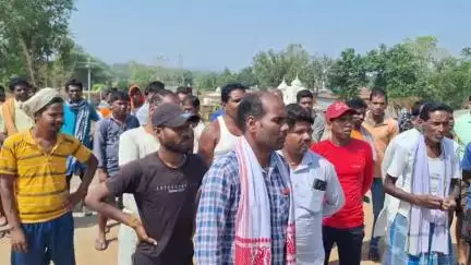 पत्थलगांव: पत्थलगांव के गाला में डायवर्जन पुलिया में जलजमाव से ग्रामीणों ने किया विरोध प्रदर्शन, रुकवाया काम #jansamasya