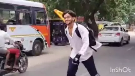 रामसनेही घाट: स्केटिंग करते हुए युवक अयोध्या जा रहा, पूरेडलई पहुंचने पर देखने के लिए लोगों की लगी भीड़