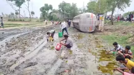 अमेठी 
अनियंत्रित होकर रिफाइंड तेल से भरा टैंकर पलटा 

आसपास के लोगों में तेल लूटने की मची होड़ 

घर से डिब्बा लेकर पहुं