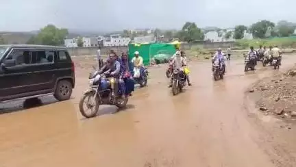 बड़वानी: बड़वानी में पहली बारिश से बिगड़े हालात, सीवरेज कार्य के बाद भी सड़कें दुरुस्त नहीं, जलभराव से लोग परेशान
