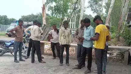 कोल: बरौठा नहर में डूबे युवक का शव 36 घंटे बाद मछुआ में मिला, पत्नी के प्रेमी पर डुबोने का आरोप, पुलिस ने कराया पोस्टमार्टम