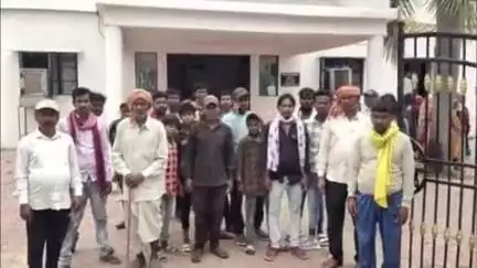 सोहागपुर: ग्राम पंचायत पोंगरी के सरपंच और ग्रामीणों ने पुलिस महानिरीक्षक को कार्यालय में सौंपा ज्ञापन