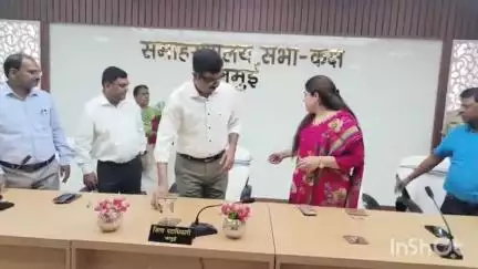 जमुई: समाहरणालय स्थित कार्यालय में नए डीएम श्री नवीन ने पदभार ग्रहण किया