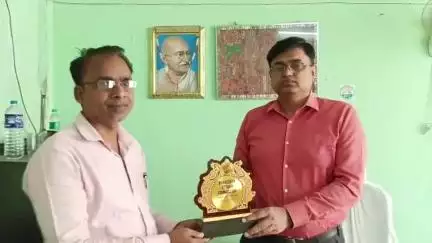 प्रखंड विकास पदाधिकारी निलेश कुमार ने बच्चों को कंप्यूटर की अच्छी जानकारी हेतु प्रेरित होकर राजकुमार राम सरकारी शिक्षक को मोमेंटो से किया पुरस्कृत