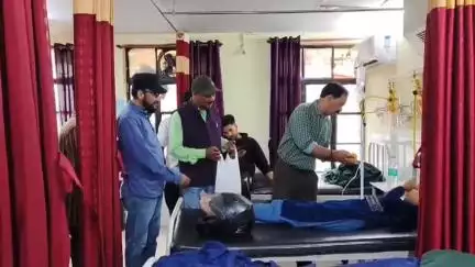 धामी सरकार के दूसरे कार्यकाल के 3 वर्ष पूर्ण होने पर भाजपा कार्यकर्ताओं ने दी शुभकामनाएं मरीजो को फलों का किया वितरण।