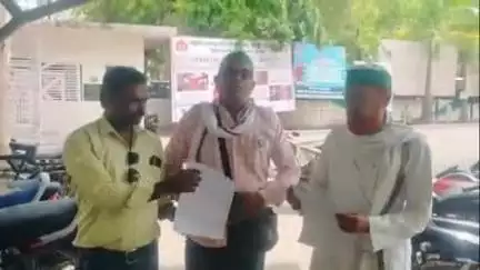 ललितपुर: 6 सूत्रीय मांगों को लेकर भा.कि.यू. के पदाधिकारियों ने कलेक्ट्रेट में प्रदर्शन कर जिलाधिकारी को सौंपा ज्ञापन