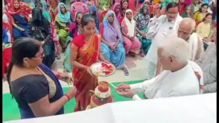 अतर्रा: विद्या धाम समिति में जनसंवाद कार्यक्रम का आयोजन, दीप प्रज्वलित कर कार्यक्रम की शुरुआत की गई