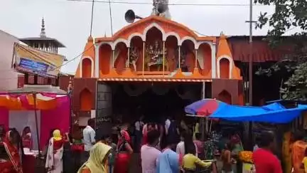 बिसवां: नगर समेत ग्रामीण क्षेत्रों में सरकारी व गैर सरकारी कार्यालयों, धार्मिक स्थलों पर समाजसेवियों ने किया भंडारा