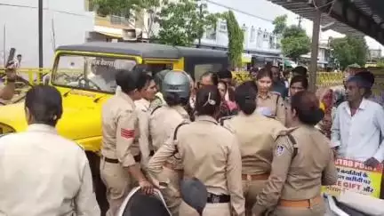 देवास नगर: बालगढ़ क्षेत्र में नाले निर्माण को लेकर विवाद, मौके पर पहुंची पुलिस
