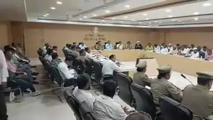 खलीलाबाद: आगामी त्यौहार को लेकर कलेक्ट्रेट सभागार में डीएम और एसपी ने संभ्रांत व्यक्तियों व अधिकारियों के साथ की पीस कमेटी की बैठक