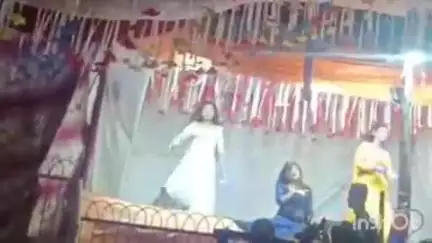 कायमगंज: कायमगंज स्थित एसएनएम इंटर कॉलेज ग्राउंड में दुबई थीम मेला महोत्सव में बार-बालाओं का अश्लील डांस का वीडियो हुआ वायरल