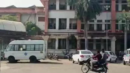 यवतमाळ: शहरातील नेताजी चौक परिसरात चालत्या टाटा एस वाहनातून खाली पडून युवक जखमी